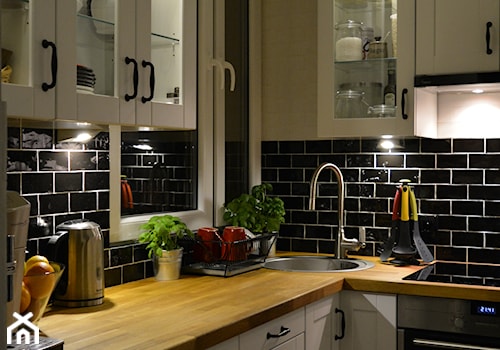 Mała wielka kuchnia - Średnia zamknięta biała czarna z podblatowym zlewozmywakiem kuchnia w kształcie litery l, styl skandynawski - zdjęcie od Agnieszka Bartoszek 2