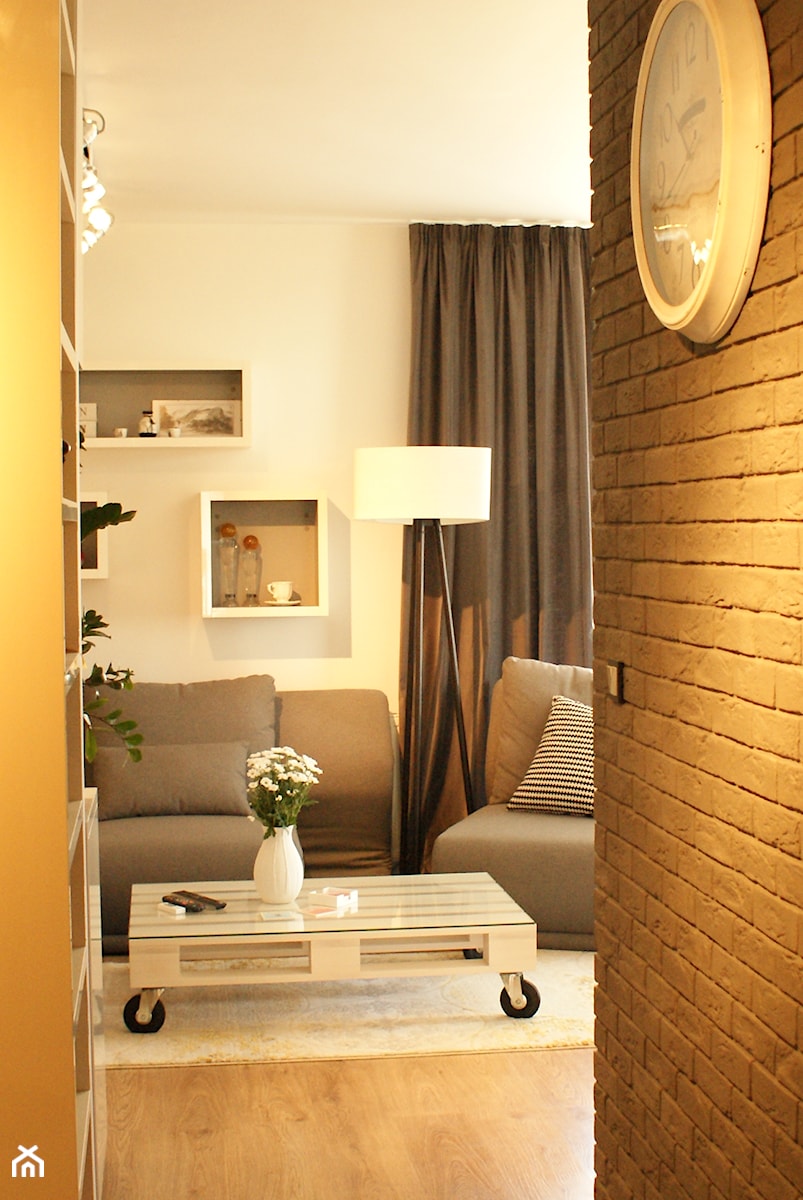 Mieszkanie Stabłowice - Biały żółty salon - zdjęcie od Design Plus Dorota Pawłowska