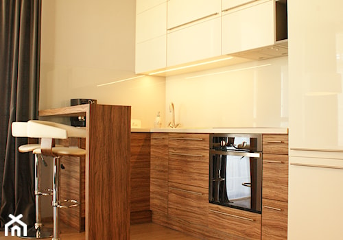 Mieszkanie Stabłowice - Mała z salonem biała szara z zabudowaną lodówką z podblatowym zlewozmywakiem kuchnia w kształcie litery l - zdjęcie od Design Plus Dorota Pawłowska