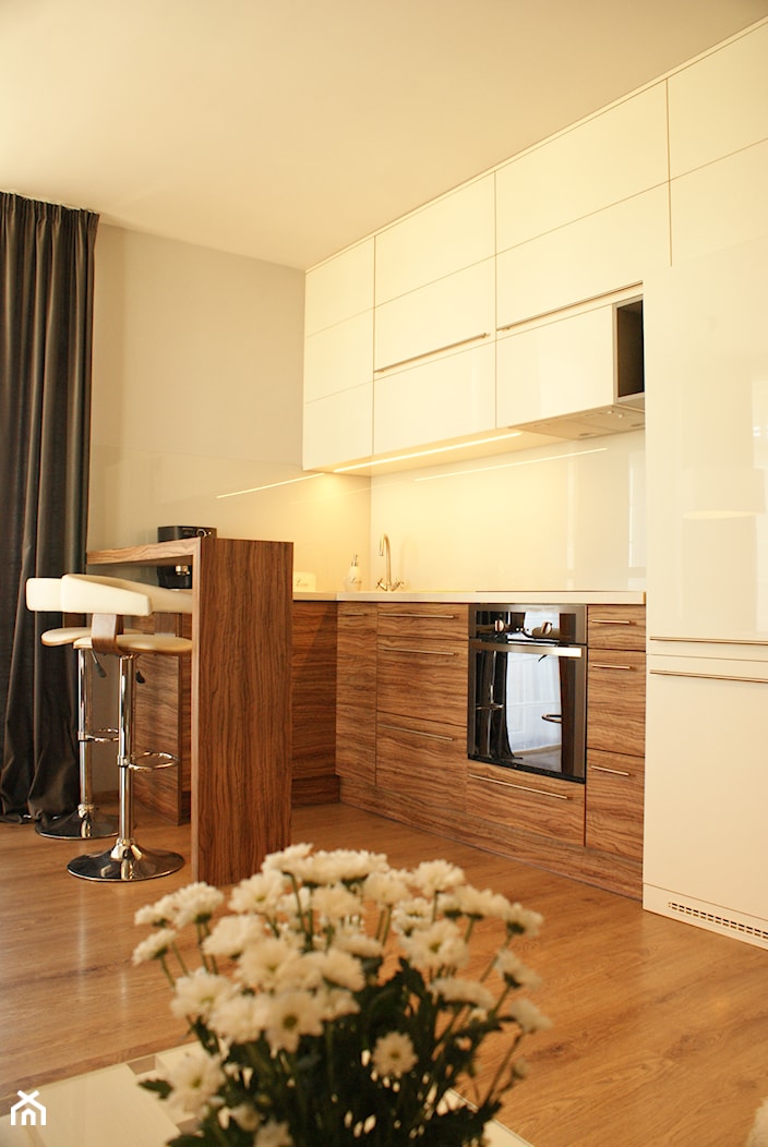 Mieszkanie Stabłowice - Mała z salonem biała szara z zabudowaną lodówką z podblatowym zlewozmywakiem kuchnia w kształcie litery l - zdjęcie od Design Plus Dorota Pawłowska - Homebook