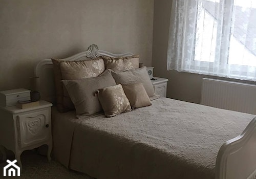 NASZ DOMEK - Średnia beżowa sypialnia - zdjęcie od olenkm
