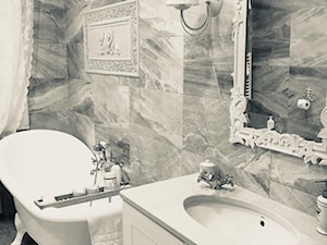 NASZ DOMEK - Mała na poddaszu łazienka z oknem - zdjęcie od olenkm