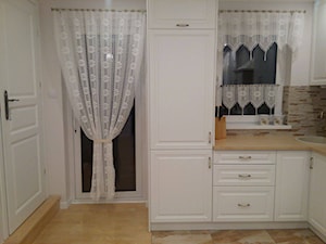 NASZ DOMEK - Mała otwarta biała z nablatowym zlewozmywakiem kuchnia w kształcie litery l z oknem - zdjęcie od olenkm