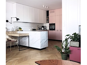 Mieszkanie w Poznaniu - Średnia otwarta z kamiennym blatem biała z zabudowaną lodówką z lodówką wolnostojącą z nablatowym zlewozmywakiem kuchnia w kształcie litery g, styl nowoczesny - zdjęcie od COI Pracownia Architektury Wnętrz