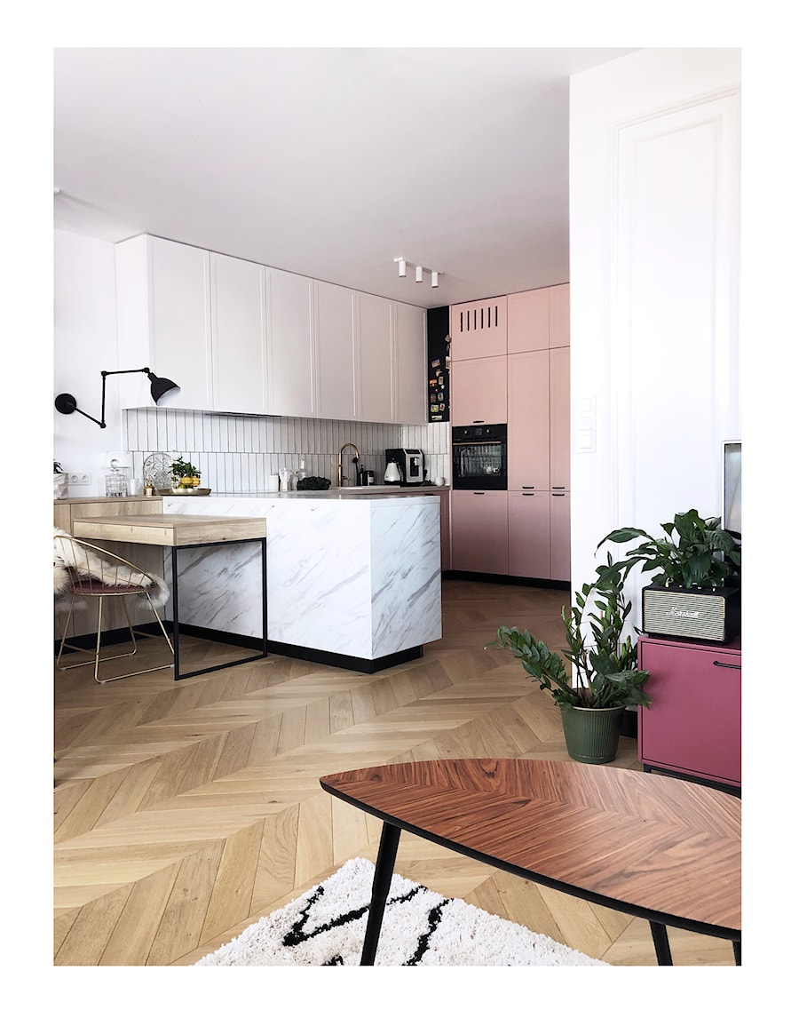 Mieszkanie w Poznaniu - Średnia otwarta z kamiennym blatem biała z zabudowaną lodówką z lodówką wolnostojącą z nablatowym zlewozmywakiem kuchnia w kształcie litery g, styl nowoczesny - zdjęcie od COI Pracownia Architektury Wnętrz
