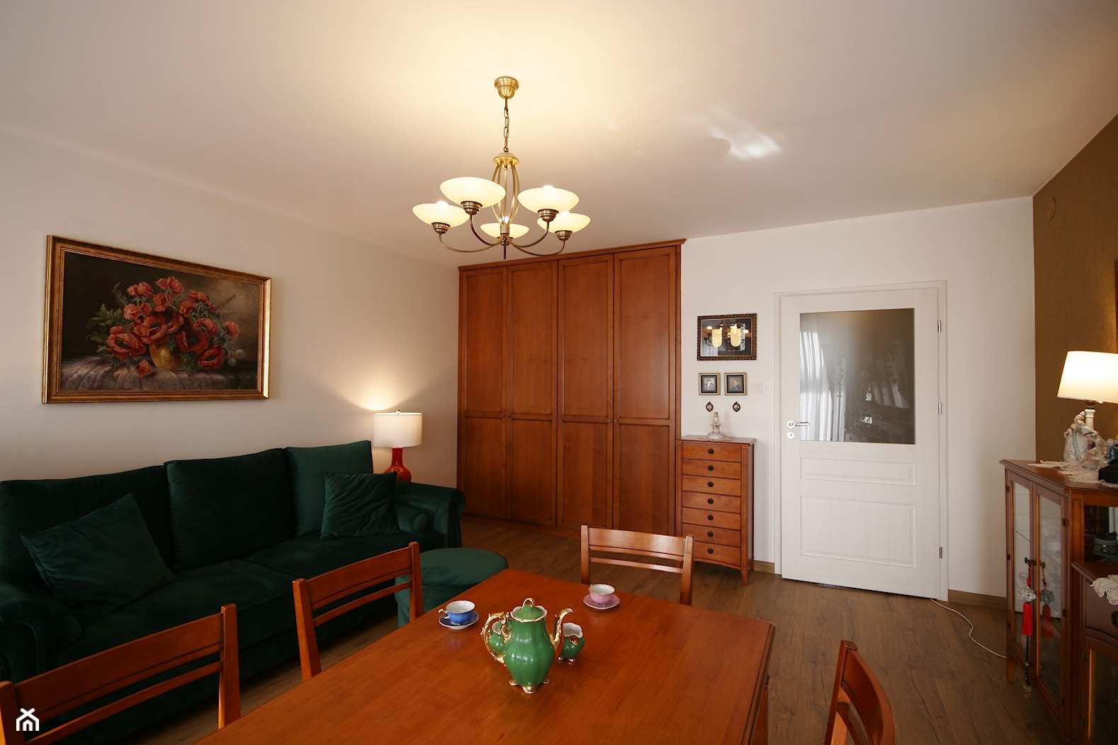 Apartament w złocie w Gdyni - Średni biały salon, styl tradycyjny - zdjęcie od WLEKLIŃSKA WNĘTRZA - Homebook