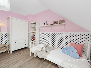 Stylizacja i fotografia wnętrz - Średni biały różowy pokój dziecka dla dziecka dla nastolatka dla dziewczynki, styl skandynawski - zdjęcie od AnEd Design - stylizacja wnętrz/home staging/fotografia wnętrz