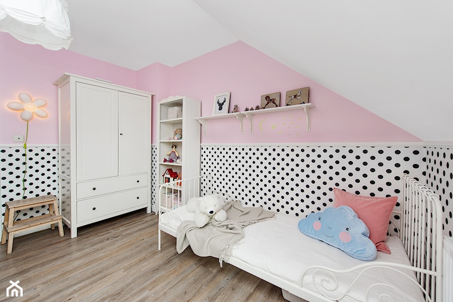Stylizacja i fotografia wnętrz - Średni biały różowy pokój dziecka dla dziecka dla nastolatka dla dziewczynki, styl skandynawski - zdjęcie od AnEd Design - stylizacja wnętrz/home staging/fotografia wnętrz