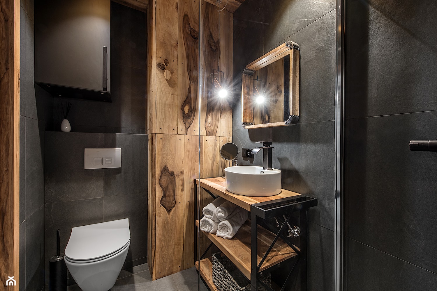 aranżacja łazienki czarnej z drewnem