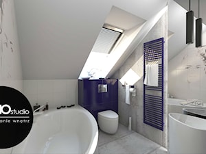 Kontrastowa kolorystyka w nowoczesnym zestawieniu bieli z niebieskim w łazience na poddaszu - zdjęcie od Monostudio Wnętrza