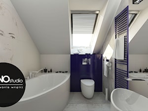 Kontrastowa kolorystyka w nowoczesnym zestawieniu bieli z niebieskim w łazience na poddaszu - zdjęcie od Monostudio Wnętrza