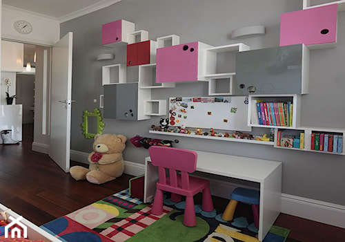 Biel-czerń-drewno - Średni biały szary pokój dziecka dla niemowlaka dla dziecka dla dziewczynki, styl nowoczesny - zdjęcie od IZUdesign