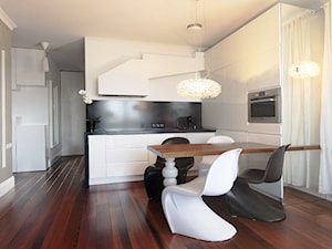 Biel-czerń-drewno - Średnia otwarta z kamiennym blatem biała z zabudowaną lodówką kuchnia w kształcie litery l z oknem z kompozytem na ścianie nad blatem kuchennym, styl nowoczesny - zdjęcie od IZUdesign