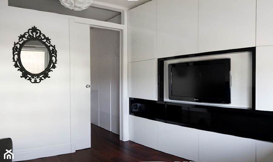 Biel-czerń-drewno - Średnia biała czarna sypialnia, styl nowoczesny - zdjęcie od IZUdesign