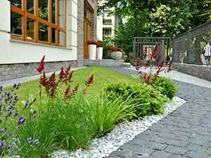 Nowoczesny, elegancki ogród. - Średni z kamienną nawierzchnią ogród przed domem, styl minimalistyczny - zdjęcie od PracowniaDabrowska