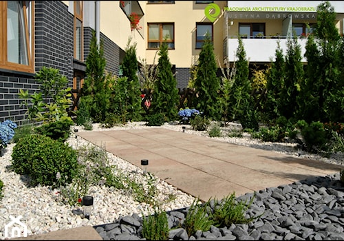 Średni ogród przed domem, styl nowoczesny - zdjęcie od PracowniaDabrowska