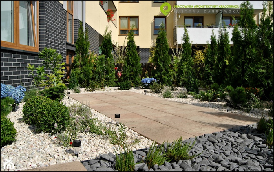 Średni ogród przed domem, styl nowoczesny - zdjęcie od PracowniaDabrowska