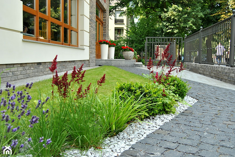 Mała przestrzeń ogrodowa. - Mały z nawierzchnią pokrytą kostką brukową ogród przed domem, styl nowoczesny - zdjęcie od PracowniaDabrowska