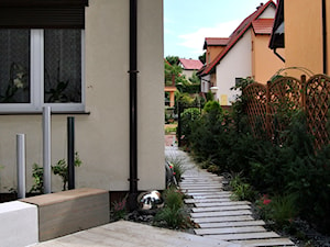 Mały, funkcjonalny, oraz nowoczesny ogród w Szczecinie. - Mały ogród za domem - zdjęcie od PracowniaDabrowska
