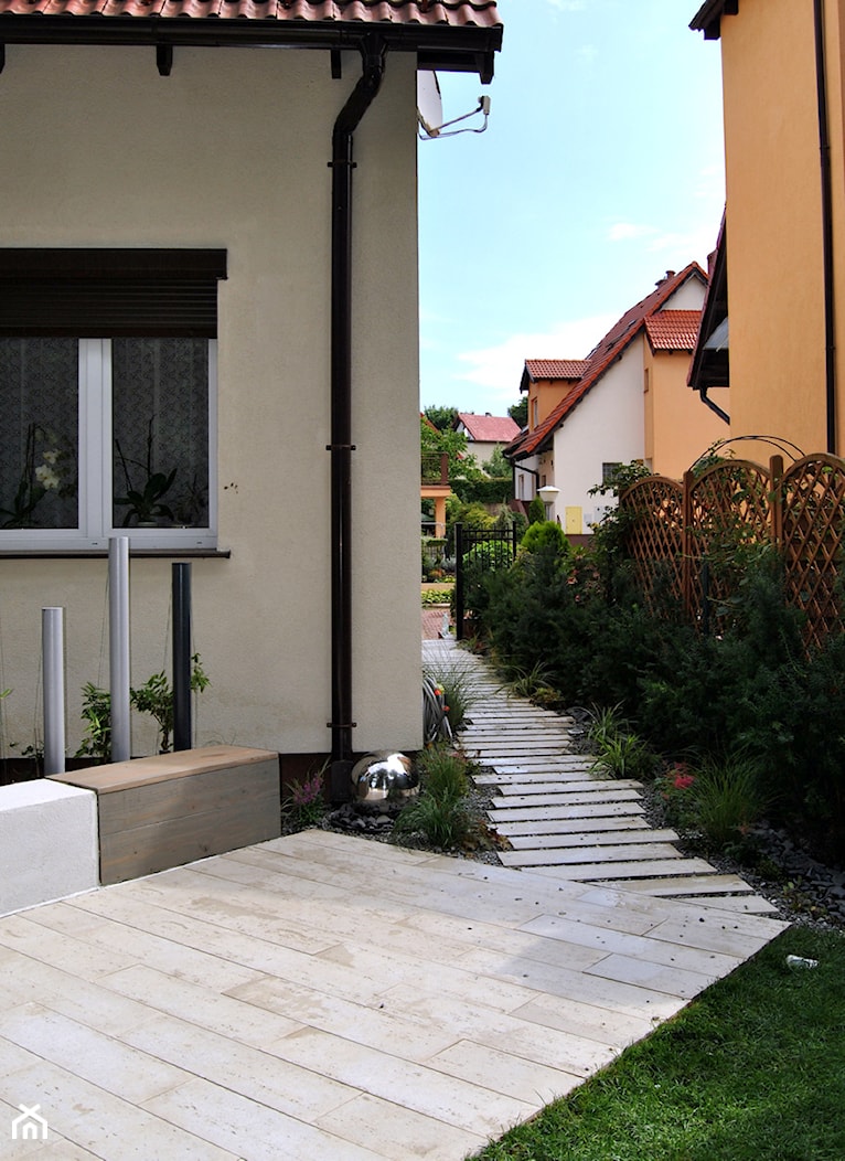 Mały, funkcjonalny, oraz nowoczesny ogród w Szczecinie. - Mały ogród za domem - zdjęcie od PracowniaDabrowska - Homebook