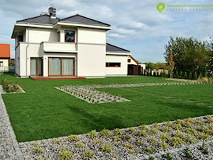 Nowoczesny, minimalistyczny ogród. - Duże jednopiętrowe domy jednorodzinne murowane z czterospadowym dachem - zdjęcie od PracowniaDabrowska