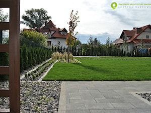 Nowoczesny, minimalistyczny ogród. - Duży z nawierzchnią pokrytą kostką brukową ogród za domem - zdjęcie od PracowniaDabrowska
