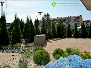 Średni z kamienną nawierzchnią z lampami stojącymi ogród za domem, styl nowoczesny - zdjęcie od PracowniaDabrowska