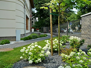 Średni z nawierzchnią pokrytą kostką brukową ogród przed domem, styl nowoczesny - zdjęcie od PracowniaDabrowska