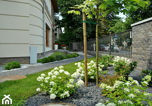 Średni z nawierzchnią pokrytą kostką brukową ogród przed domem, styl nowoczesny - zdjęcie od PracowniaDabrowska