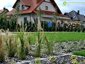 Nowoczesny, minimalistyczny ogród. - Średni ogród za domem, styl minimalistyczny - zdjęcie od PracowniaDabrowska