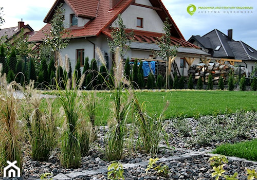 Nowoczesny, minimalistyczny ogród. - Średni ogród za domem, styl minimalistyczny - zdjęcie od PracowniaDabrowska