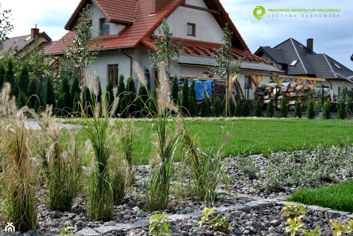 Nowoczesny, minimalistyczny ogród. - Średni ogród za domem, styl minimalistyczny - zdjęcie od PracowniaDabrowska - Homebook