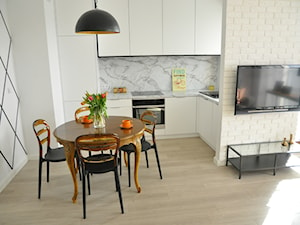 Płytki cegłopodobne Parma - Średnia biała jadalnia w salonie w kuchni - zdjęcie od STEGU