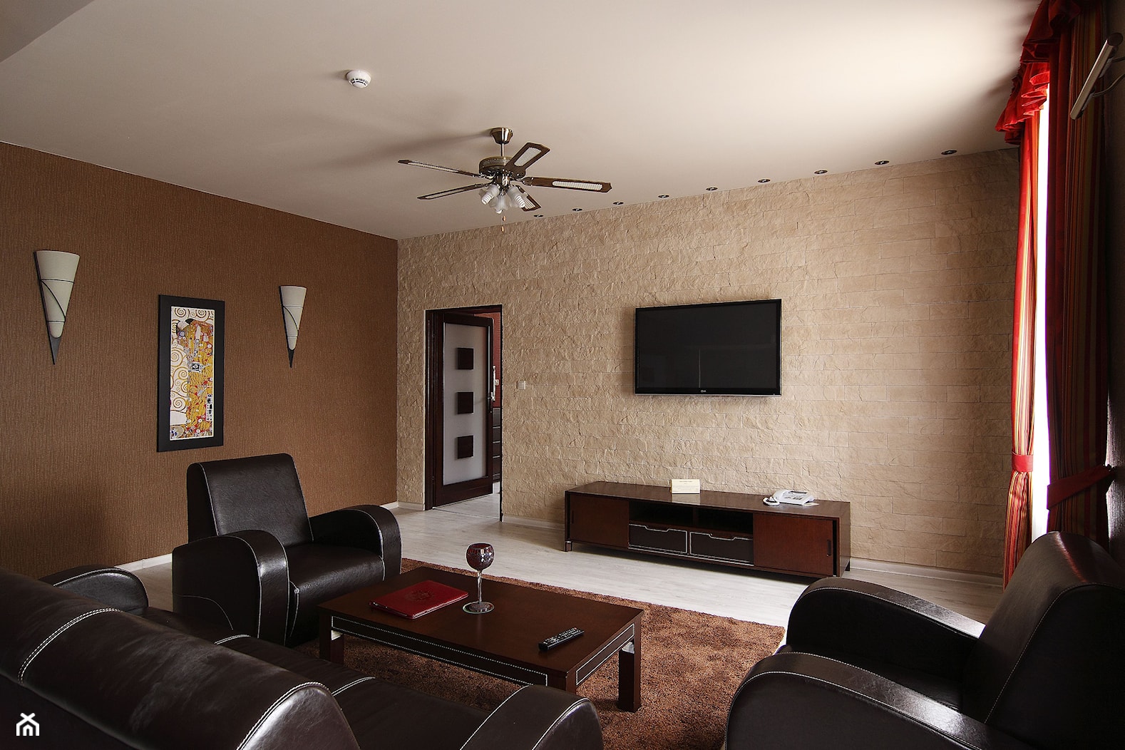 Kamień dekoracyjny Arena - Średni brązowy salon, styl tradycyjny - zdjęcie od STEGU - Homebook