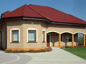 Płytki cegłopodobne Rustik - Małe parterowe domy jednorodzinne tradycyjne murowane z czterospadowym dachem - zdjęcie od STEGU