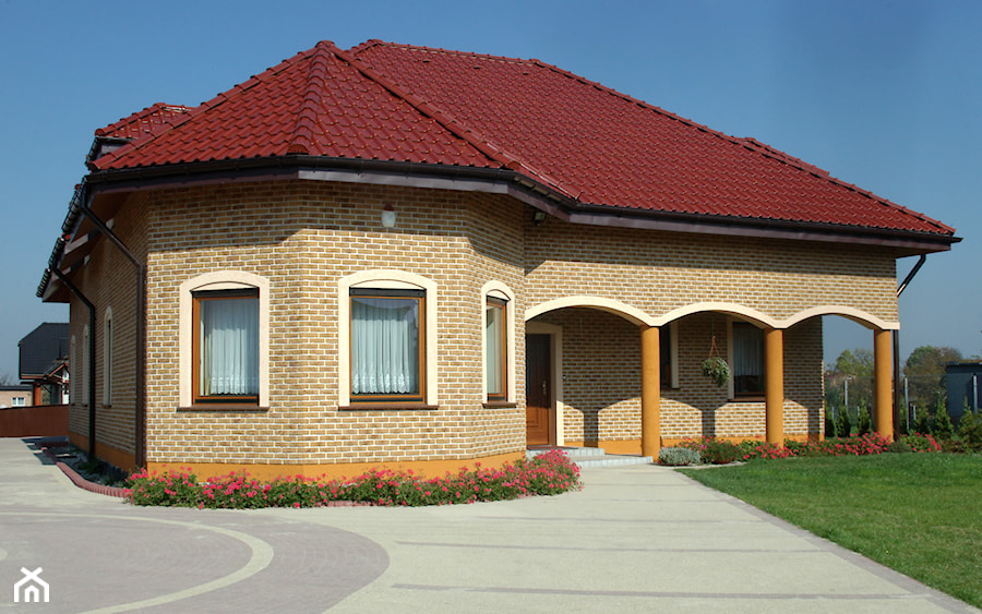 Płytki cegłopodobne Rustik - Małe parterowe domy jednorodzinne tradycyjne murowane z czterospadowym dachem - zdjęcie od STEGU