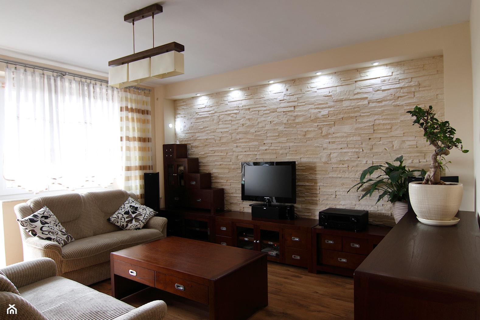 Kamień dekoracyjny Creta - Średni beżowy salon, styl tradycyjny - zdjęcie od STEGU - Homebook