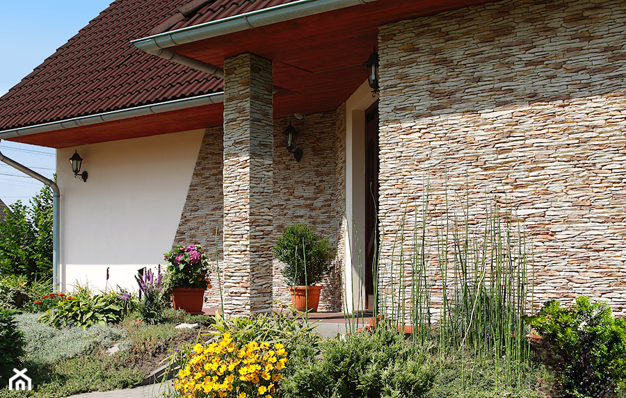 Kamień elewacyjny California - Średnie parterowe domy jednorodzinne murowane z czterospadowym dachem - zdjęcie od STEGU