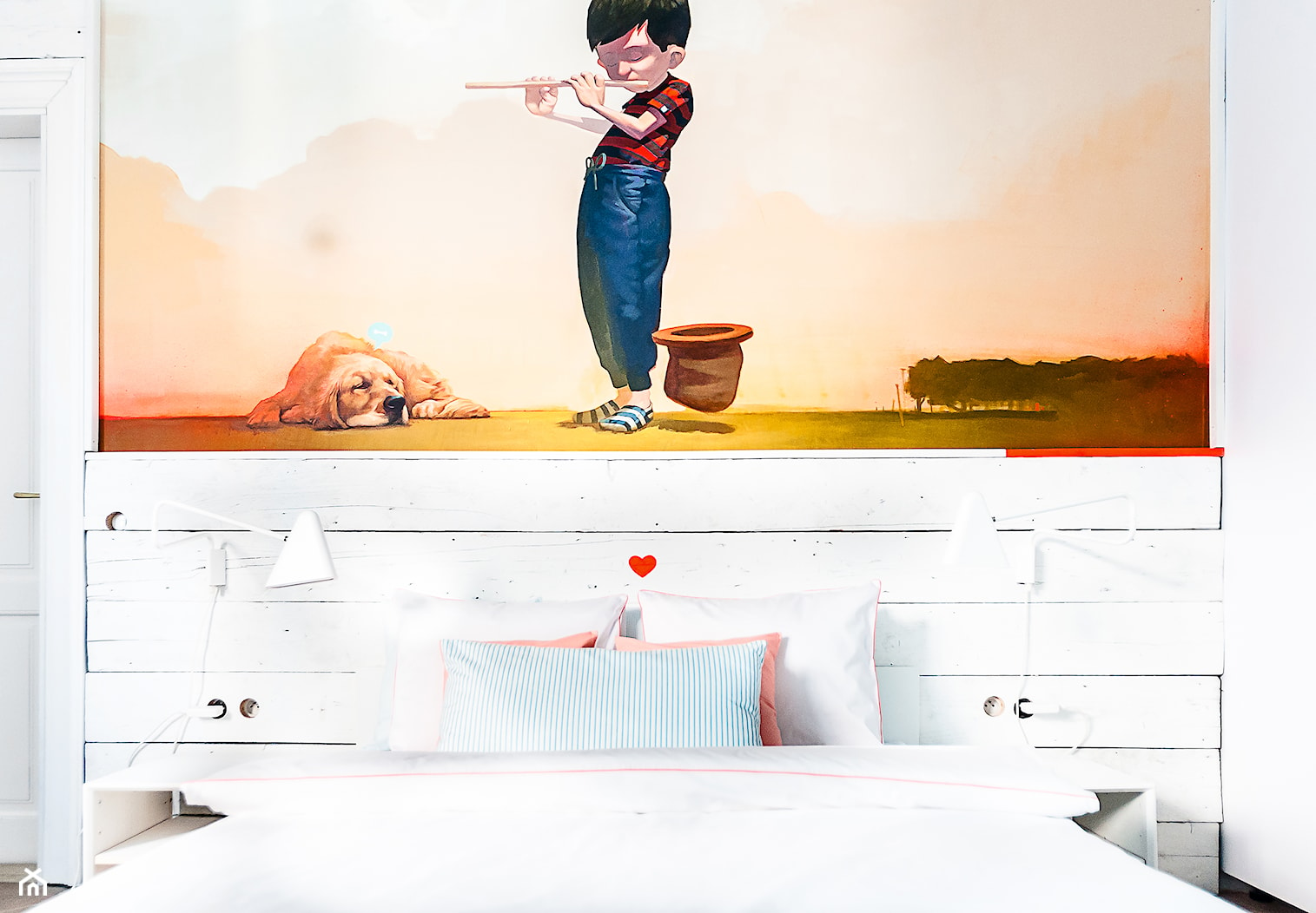 Biała sypialnia z kolorowym akcentem - Sypialnia, styl minimalistyczny - zdjęcie od Lilla Sky - Homebook