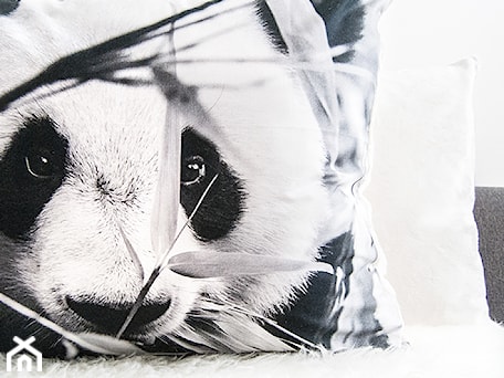 Aranżacje wnętrz - Pokój dziecka: Poduszka Panda - Lilla Sky. Przeglądaj, dodawaj i zapisuj najlepsze zdjęcia, pomysły i inspiracje designerskie. W bazie mamy już prawie milion fotografii!