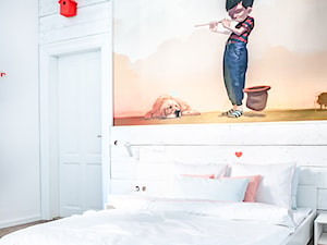 Biała sypialnia z kolorowym akcentem - Sypialnia, styl skandynawski - zdjęcie od Lilla Sky