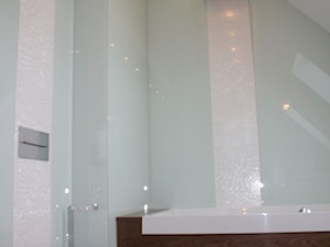 Łazienka z wykorzystaniem tafli szklanych na ścianach - zdjęcie od Pracownia projektowania wnętrz Beata Lukas