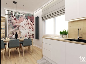 MIESZKANIE WIELICKA - Mała otwarta biała z zabudowaną lodówką z nablatowym zlewozmywakiem kuchnia z oknem, styl nowoczesny - zdjęcie od FORMA - Pracownia Architektury Wnętrz