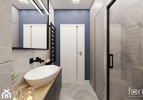 ŁAZIENKA 1 WIELICKA - Średnia z lustrem z punktowym oświetleniem łazienka, styl nowoczesny - zdjęcie od FORMA - Pracownia Architektury Wnętrz