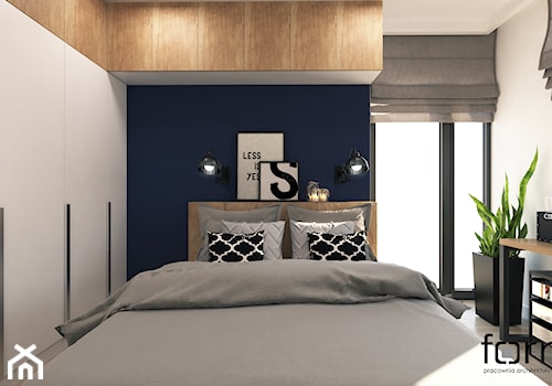 SYPIALNIA RUCZAJ - Mała biała niebieska sypialnia na poddaszu, styl industrialny - zdjęcie od FORMA - Pracownia Architektury Wnętrz