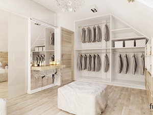 SYPIALNIA Z GARDEROBĄ - Duża zamknięta garderoba przy sypialni na poddaszu, styl nowoczesny - zdjęcie od FORMA - Pracownia Architektury Wnętrz