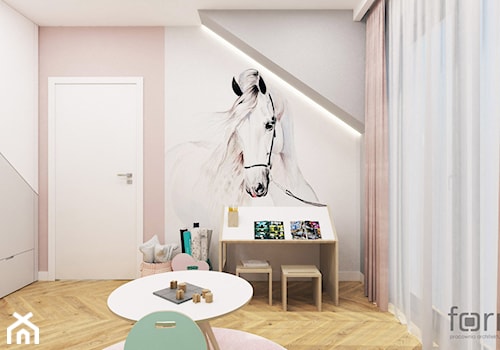 POKÓJ CÓRKI RUCZAJ - Duży biały różowy szary pokój dziecka dla dziecka dla dziewczynki, styl nowoczesny - zdjęcie od FORMA - Pracownia Architektury Wnętrz