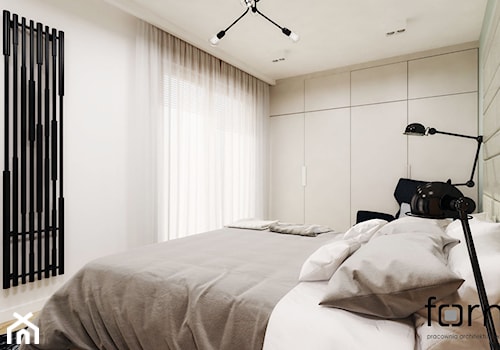 SYPIALNIA LUBLIN - Średnia beżowa biała sypialnia, styl nowoczesny - zdjęcie od FORMA - Pracownia Architektury Wnętrz