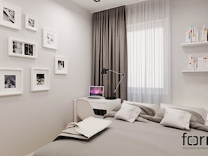 MIESZKANIE DĄBIE PARK - Mała biała szara z biurkiem sypialnia, styl nowoczesny - zdjęcie od FORMA - Pracownia Architektury Wnętrz