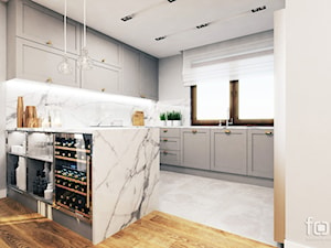 DOM ZABIERZÓW - Średnia otwarta biała z zabudowaną lodówką kuchnia w kształcie litery g z oknem z marmurem nad blatem kuchennym, styl glamour - zdjęcie od FORMA - Pracownia Architektury Wnętrz